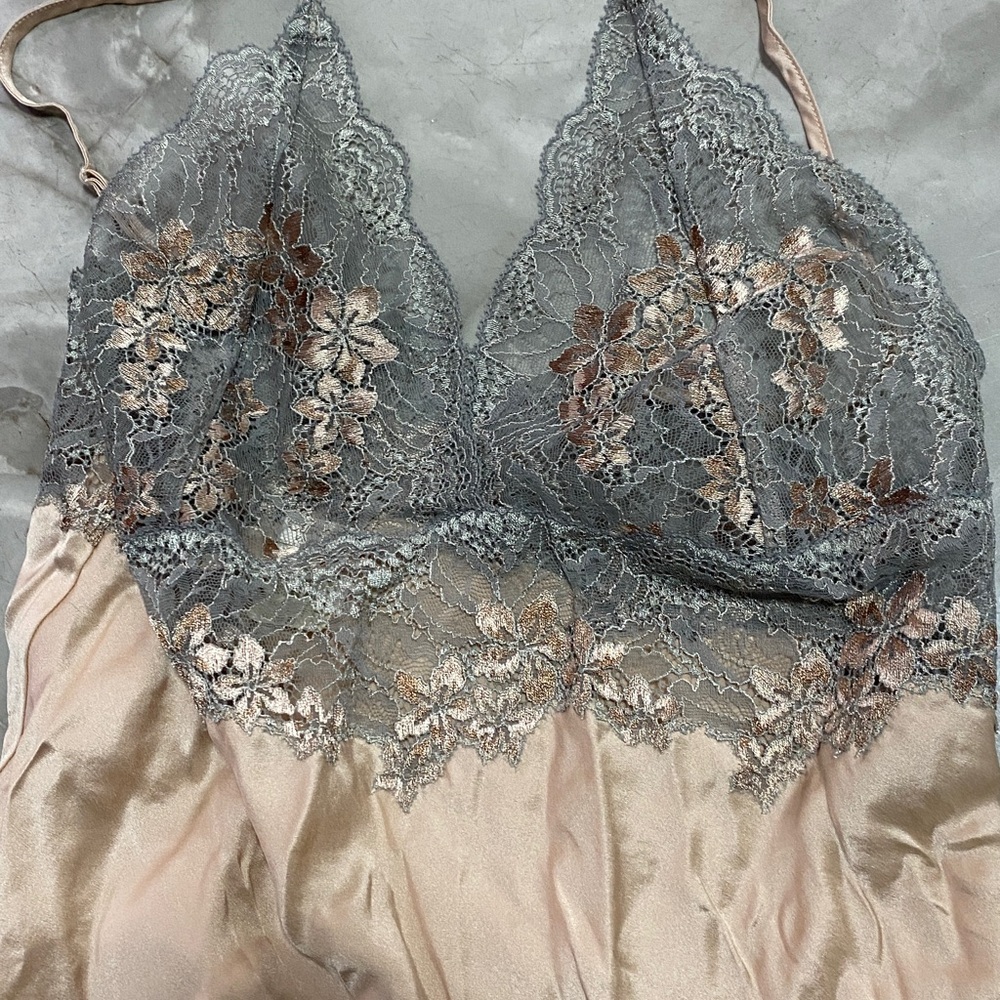 Elegant Lace Trim Chemise in Gray and Cream - Picture 2 of 5
